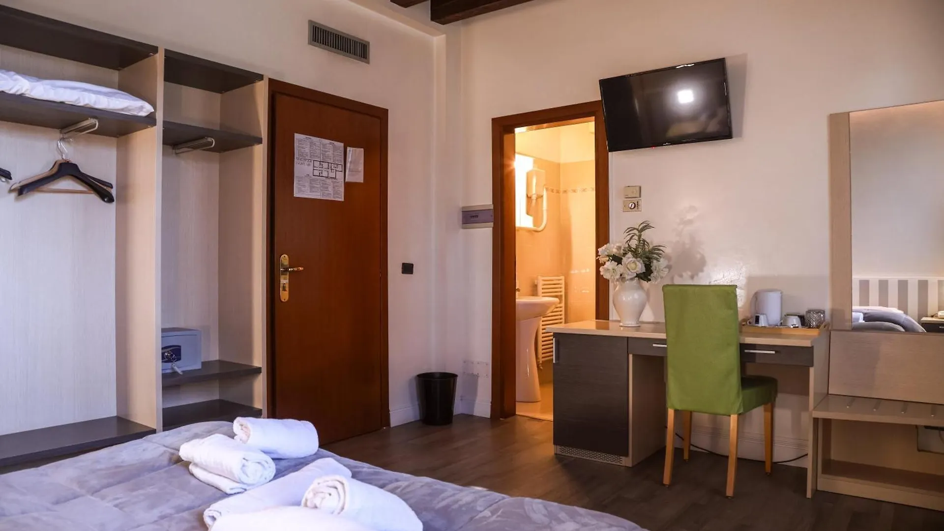 Hotel Villa Sara Местре 3*,