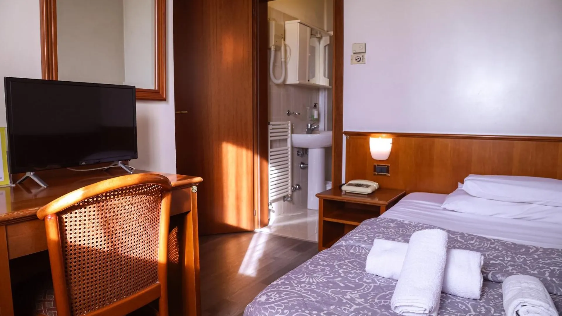 Hotel Villa Sara Местре 3*,