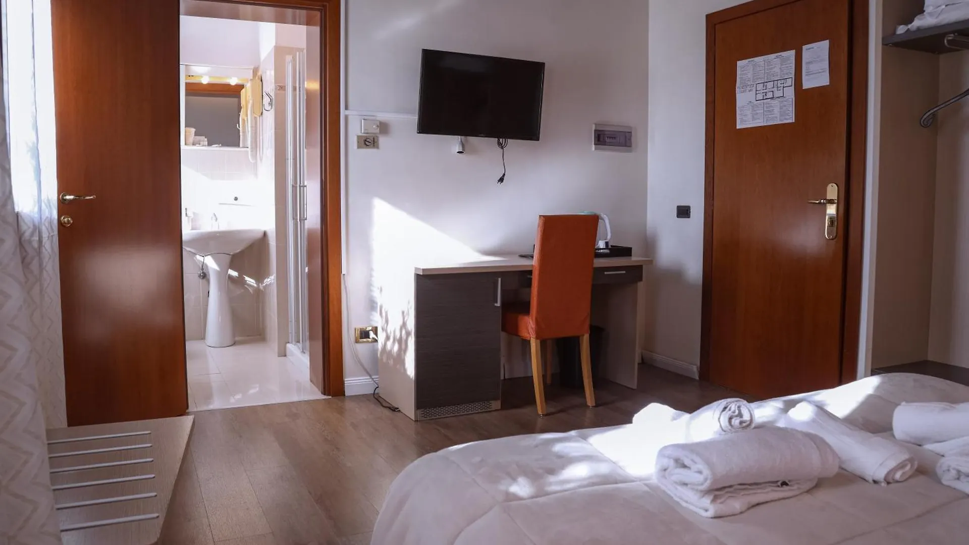 Hotel Villa Sara Местре 3*,